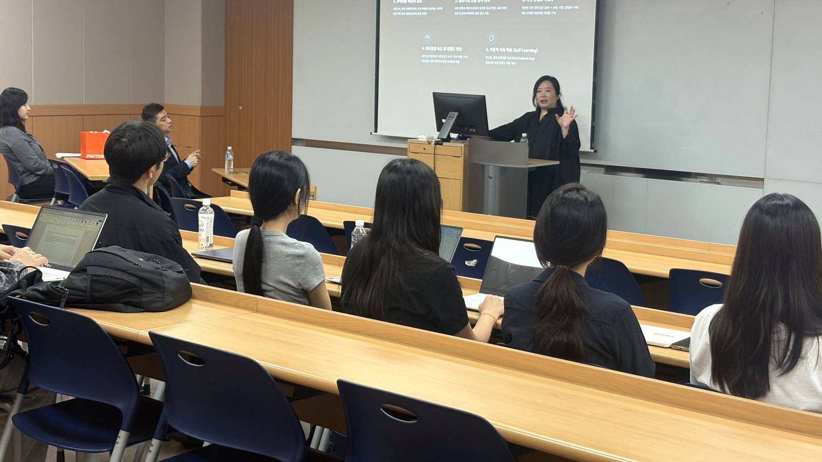 Songyi Yang gesturing while explaining AI trade to Kyung Hee GTEP students